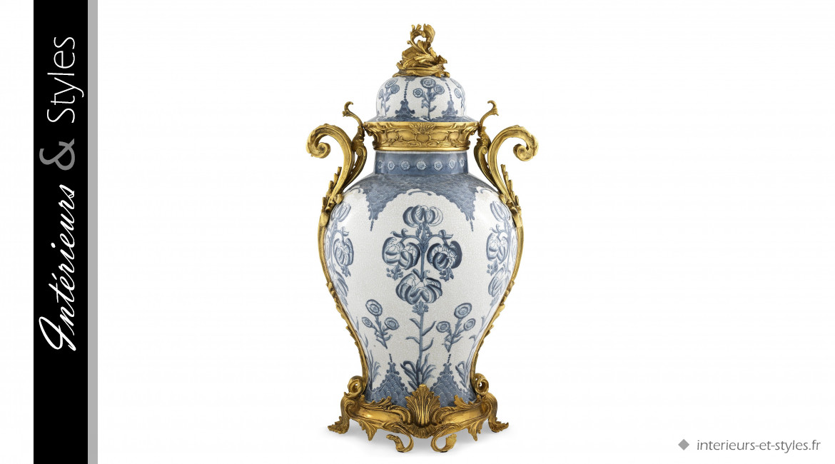 Vase Armand signé Eichholtz, en porcelaine fine émaillée bleu colbalt et blanc