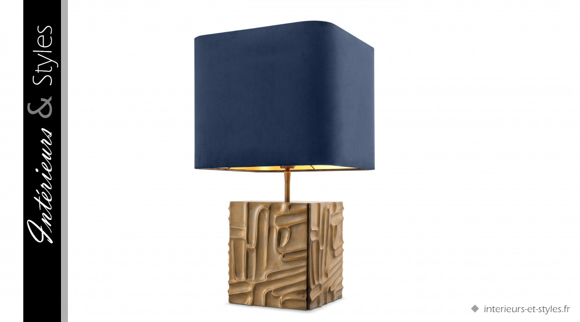 Lampe de salon Oregon signée Eichholtz, en laiton sculpté finition antique et abat-jour en velours bleu