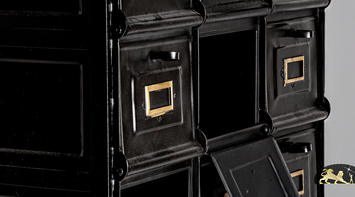 Meuble à 24 casiers en métal finition charbon vieilli et laiton, avec porte-étiquettes, ambiance tri postal, 180cm