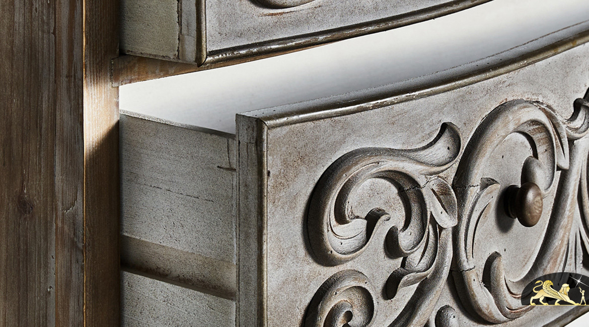 Commode à 3 tiroirs en bois de sapin avec façade sculptée de rosaces et volutes baroques, finition gris ancien, 124cm