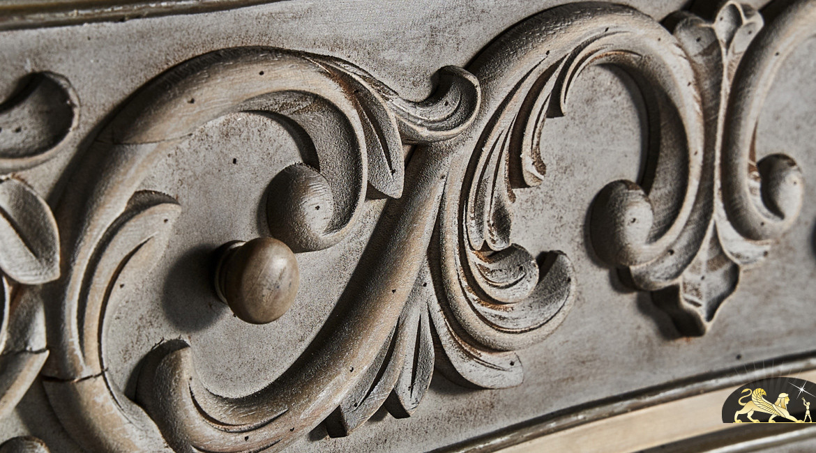 Commode à 3 tiroirs en bois de sapin avec façade sculptée de rosaces et volutes baroques, finition gris ancien, 124cm
