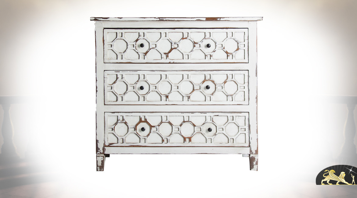 Commode en pin recyclé à 3 tiroirs, finition blanc antique patiné ancien, motifs géométriques, 100cm