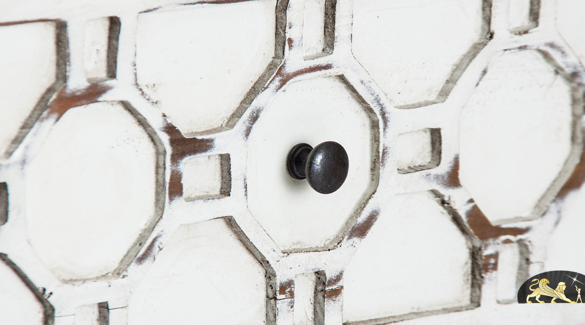 Commode en pin recyclé à 3 tiroirs, finition blanc antique patiné ancien, motifs géométriques, 100cm