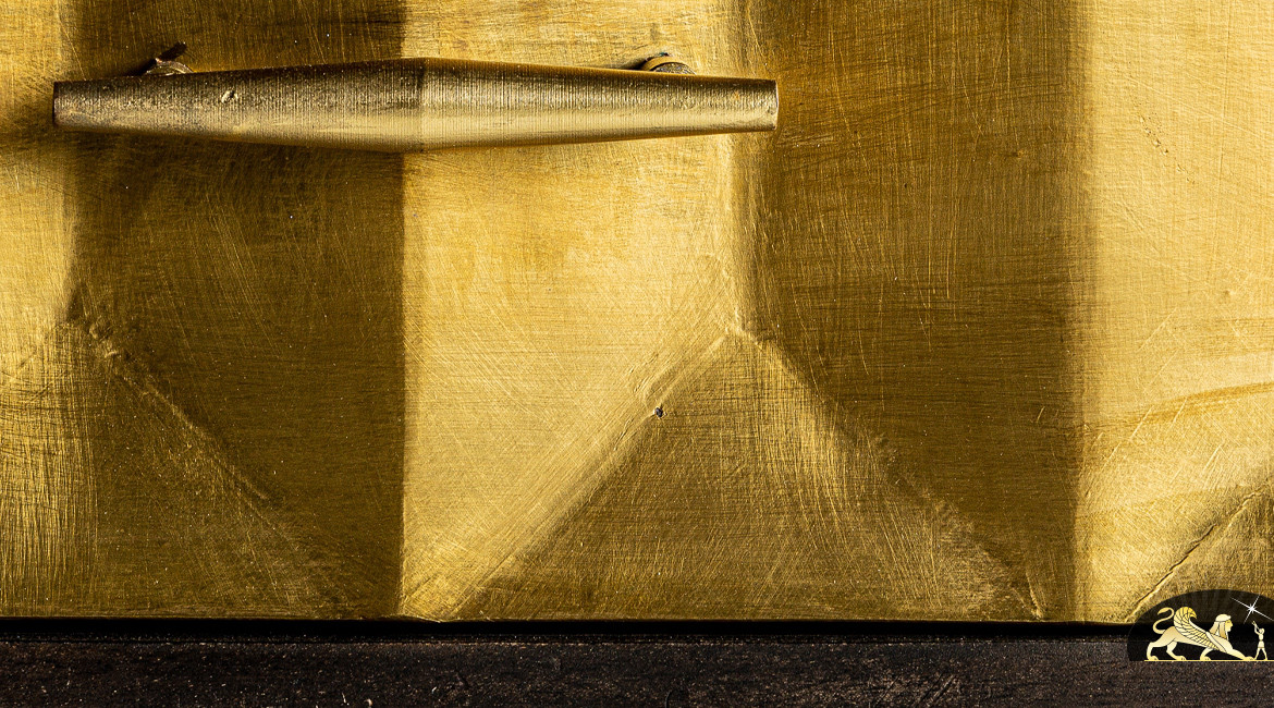 Commode en bois de manguier massif et façade en métal doré vieilli, formes diamantées, poignées en laiton, 95cm
