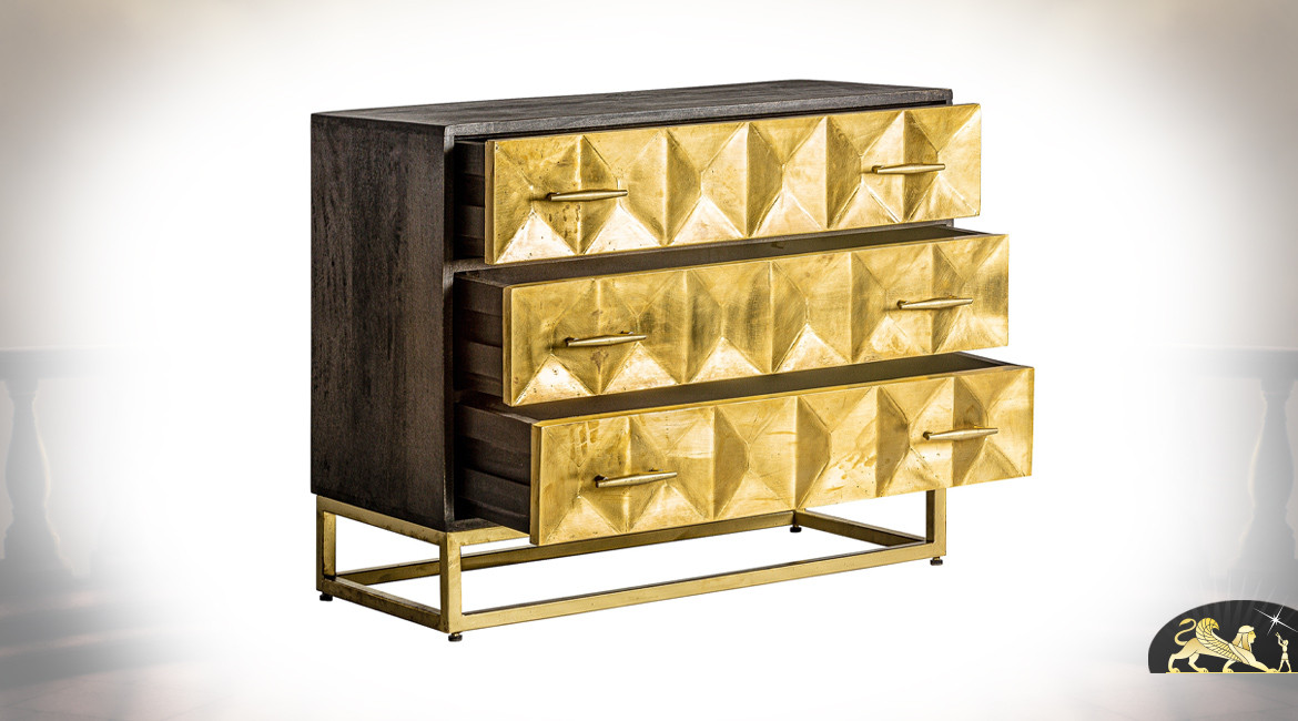 Commode en bois de manguier massif et façade en métal doré vieilli, formes diamantées, poignées en laiton, 95cm