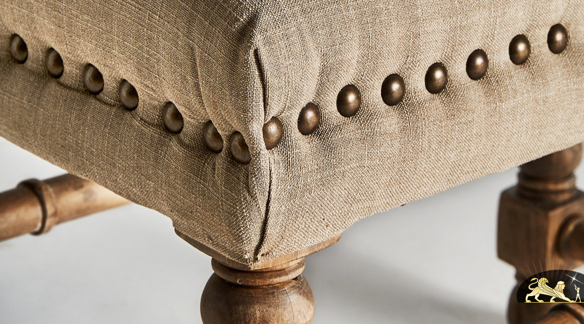 Bout de lit en bois de manguier massif sculpté, avec assise habillée de lin, effet feston avec clous dorés, 130cm