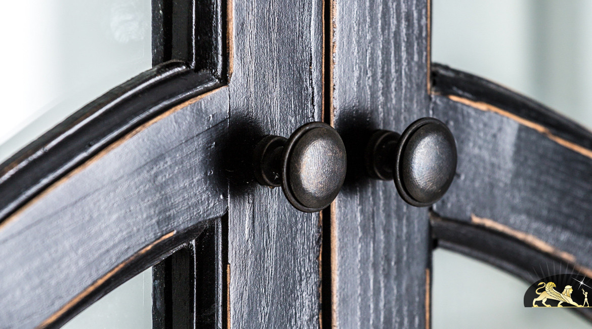 Vitrine chic en bois d'orme massif, finition noir patiné ancien et fond blanc antique, de style classique, 223cm