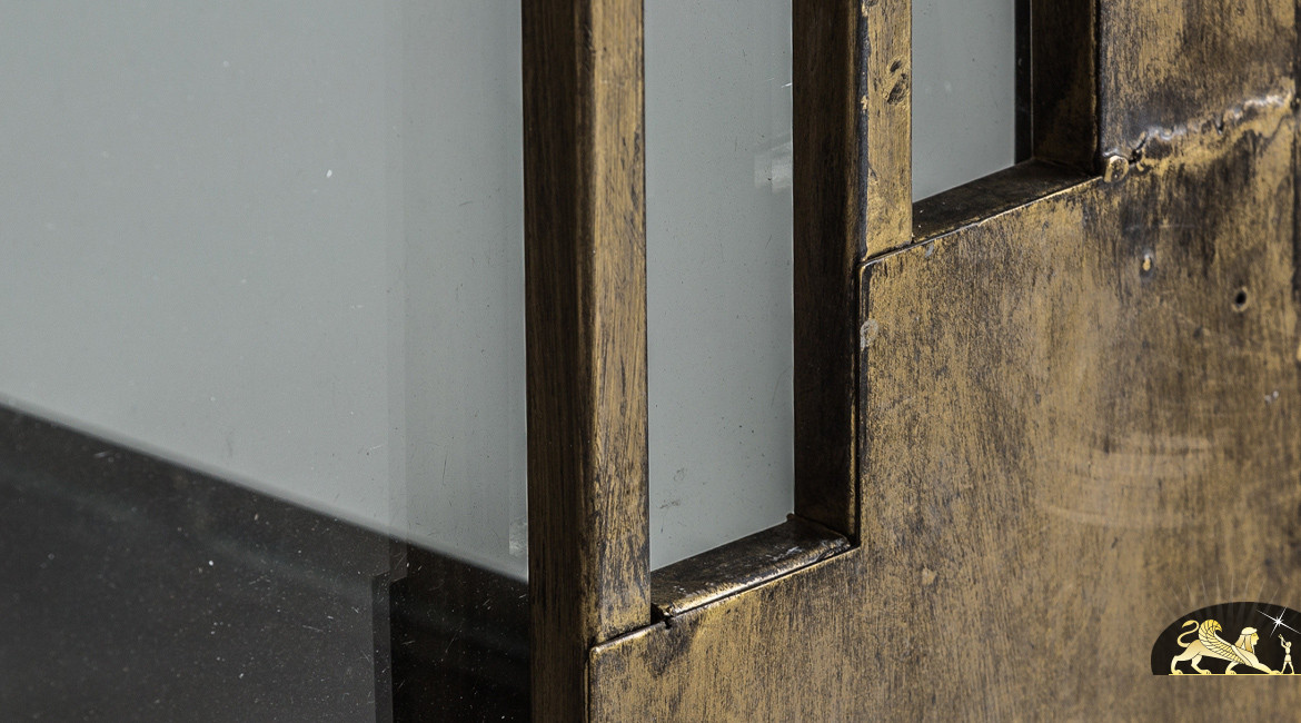 Vitrine en métal finition vieux bronze patiné laiton, portes et cotés vitrés, 3 niveaux intérieurs, 190cm