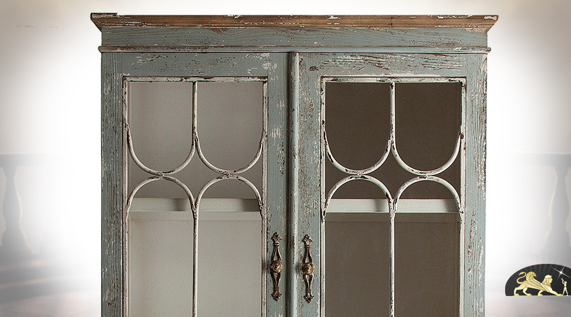 Vitrine en bois de sapin finition gris vieilli patiné usé, 2 portes et 4 niveaux intérieurs, ambiance vintage, 181cm