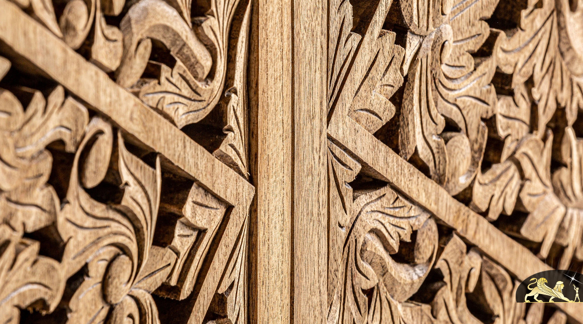 Buffet 4 portes en bois de cèdre blanc finition naturelle, artisanalement sculpté, 180cm