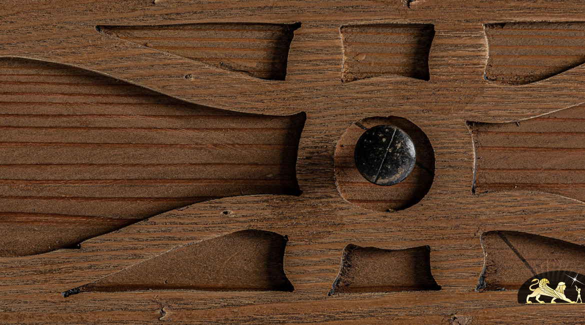 Table de chevet rustique en bois d'orme massif, 3 tiroirs finition ciré, 56cm