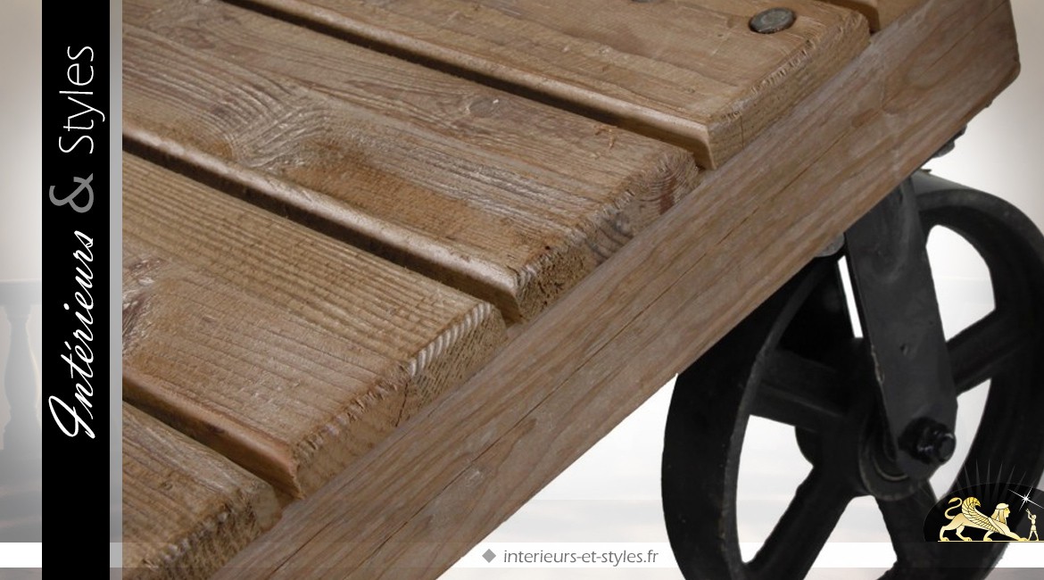 Table basse bois et métal de style indus sur roues