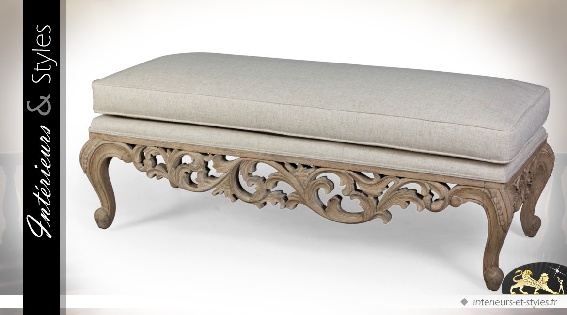 Bout de lit de style Louis XV en bois sculpté et tissu gris clair