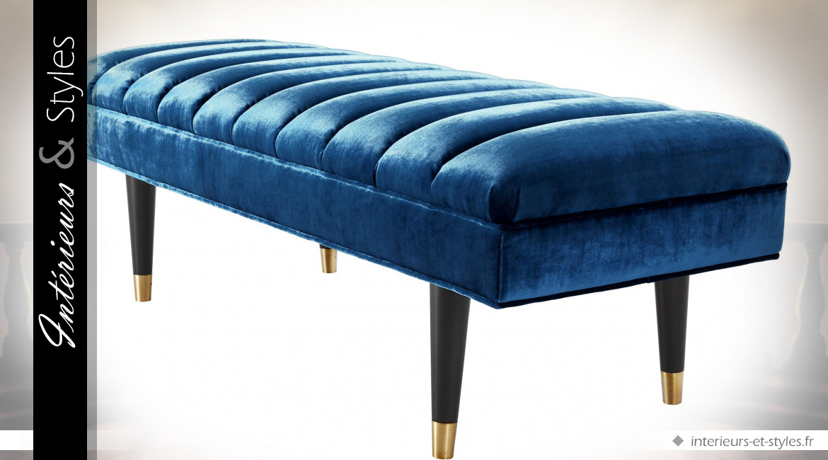 Bout de lit Margot en velours bleu égéen de marque Eichholtz 134 cm
