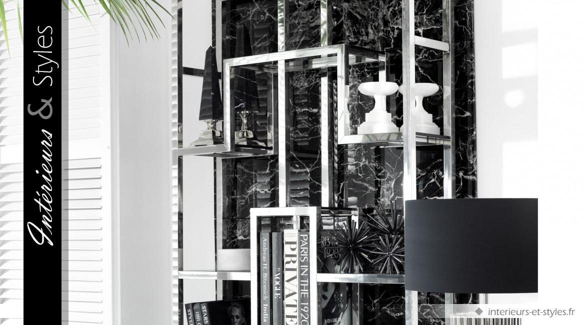Bibliothèque design Lagonda signée Eichholtz, en acier chromé argent et étagères en verre, ambiance graphique