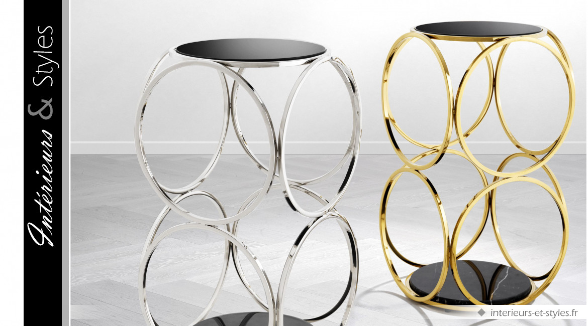 Table d'appoint design Alister signée Eichholtz, en acier finition dorée brillant, plateau en verre noir et base en marbre véritable