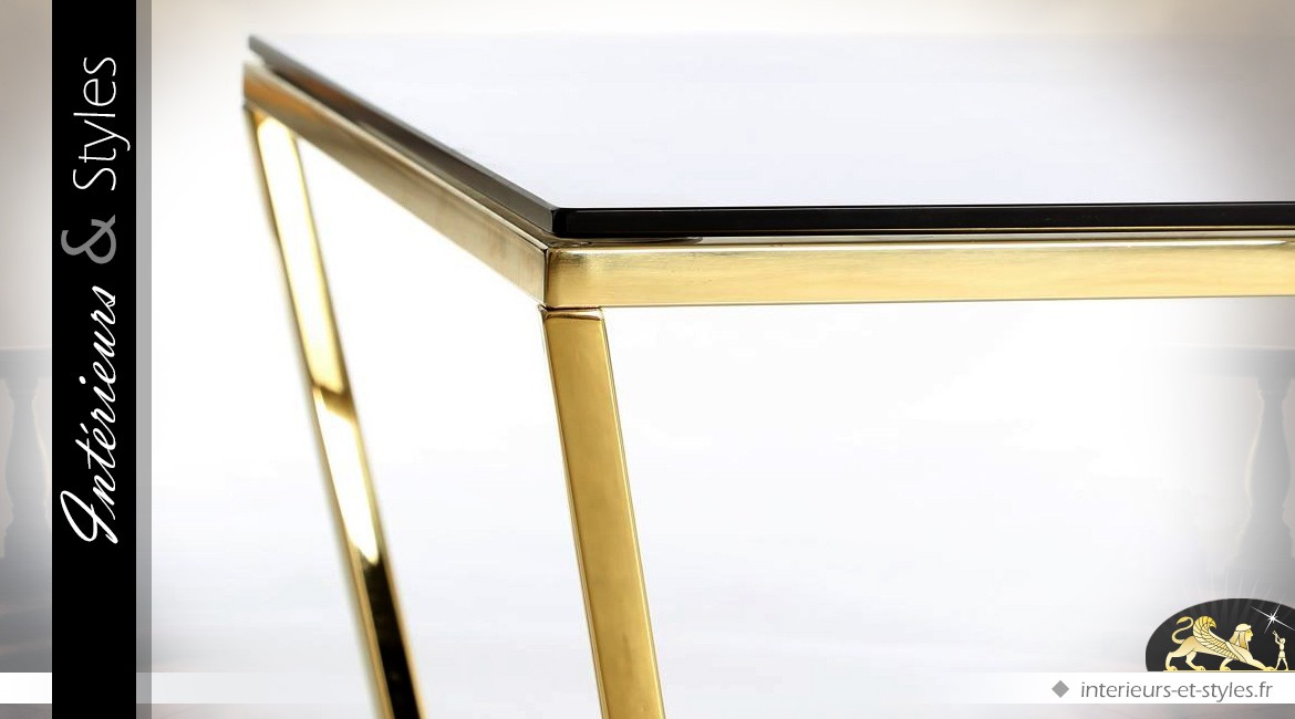 Table basse design dorée forme trapèze plateau verre fumé
