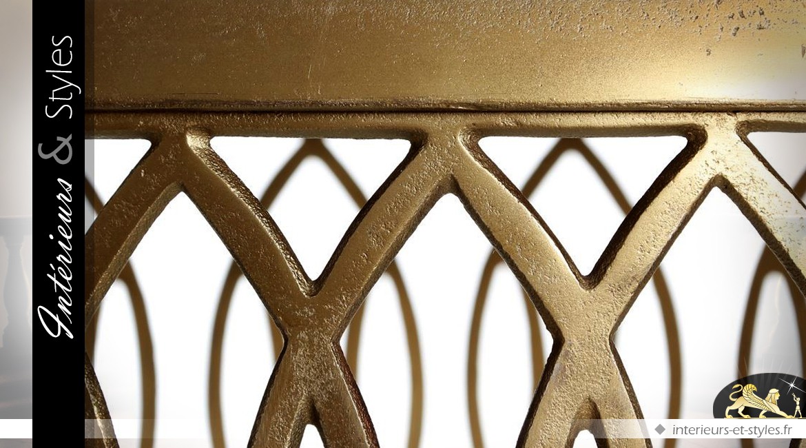 Table basse orientale ronde en métal doré et vieilli Ø 90 cm
