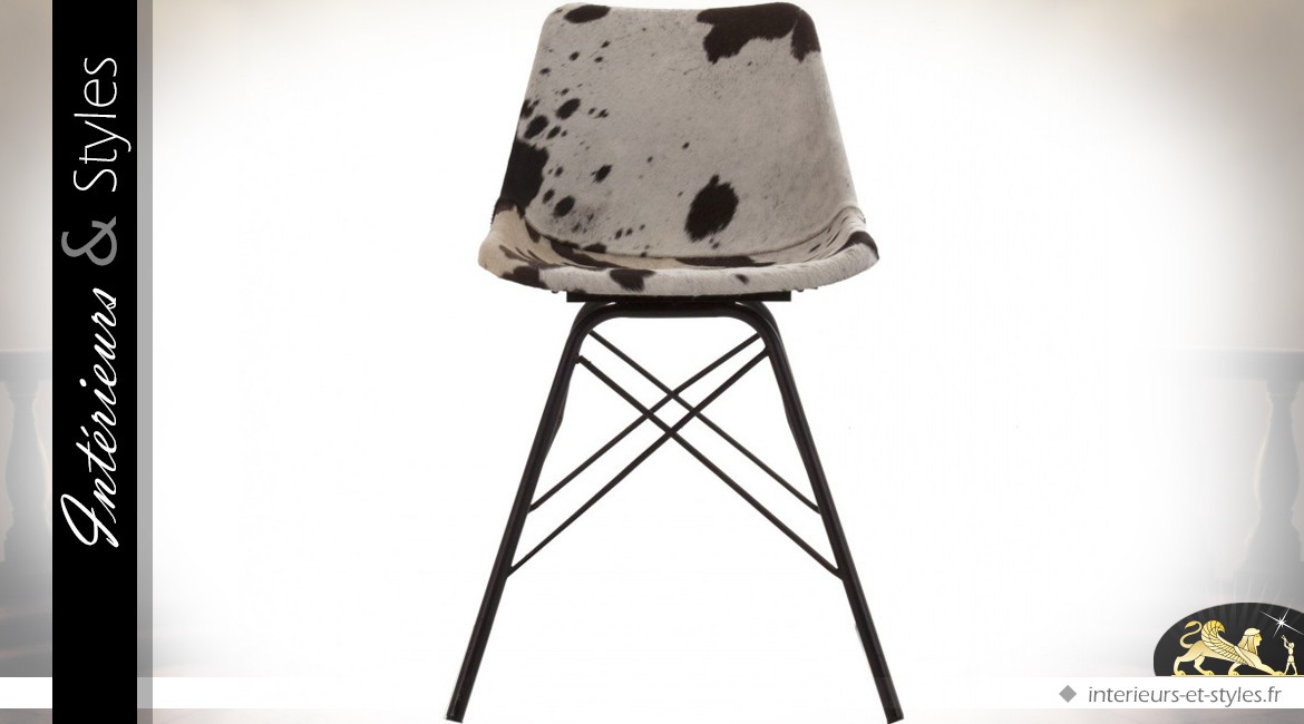 Chaise vintage design Earnes tapissée fourrure tachetée