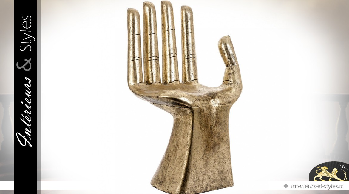 Chaise fauteuil sculpté en forme de grande main dorée