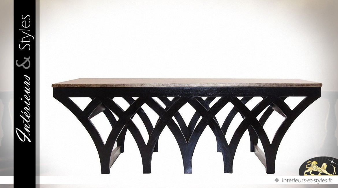 Table basse design en mindi à motifs gothiques