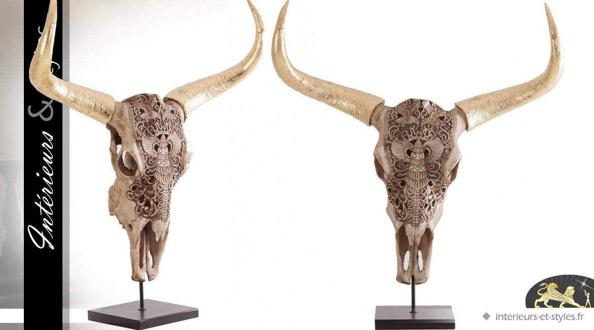Statuette crâne de taureau avec motifs tribaux 85 cm