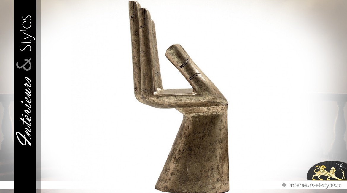 Chaise fauteuil sculpté en forme de grande main vieux bronze