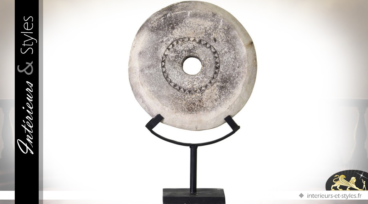 Cercle des cieux en pierre sculptée sur socle métal noir 45 cm