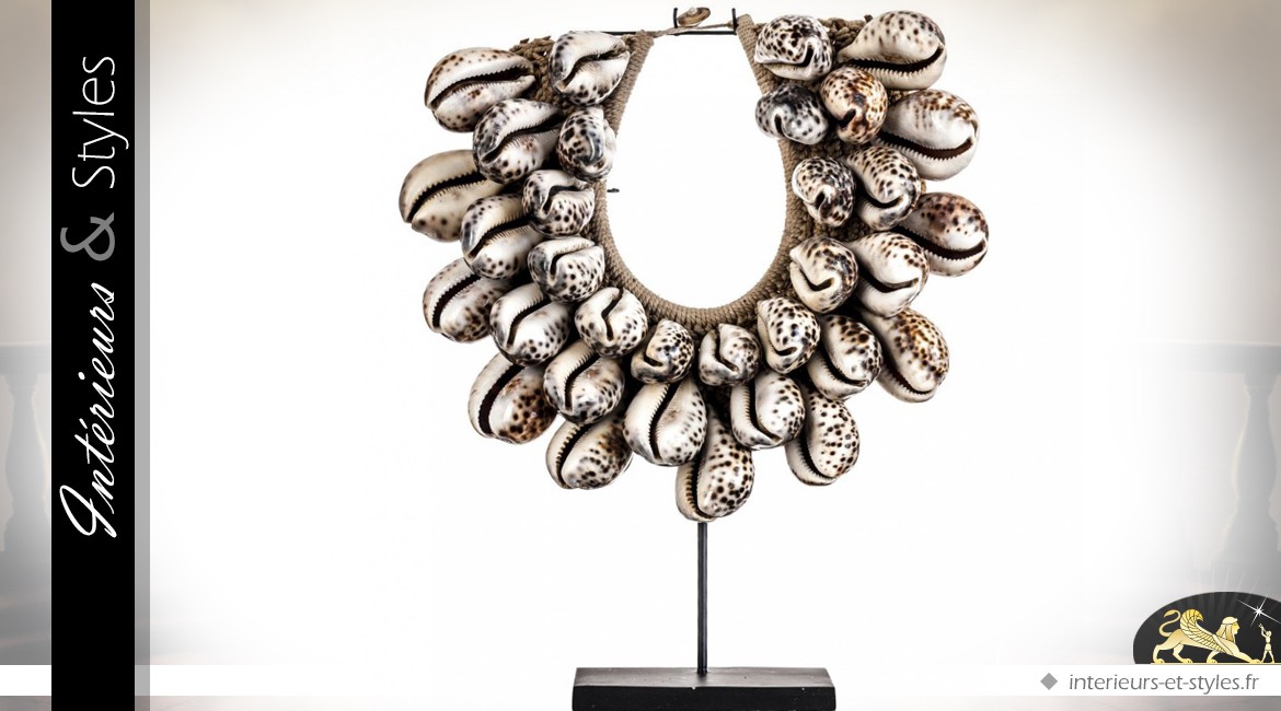 Statuette collier de coquillages exotiques sur socle en métal 42 cm