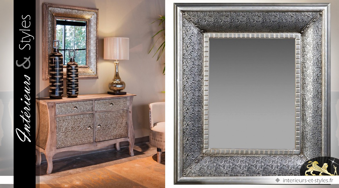 Miroir de style marocain noir et argent en métal embossé 94 cm