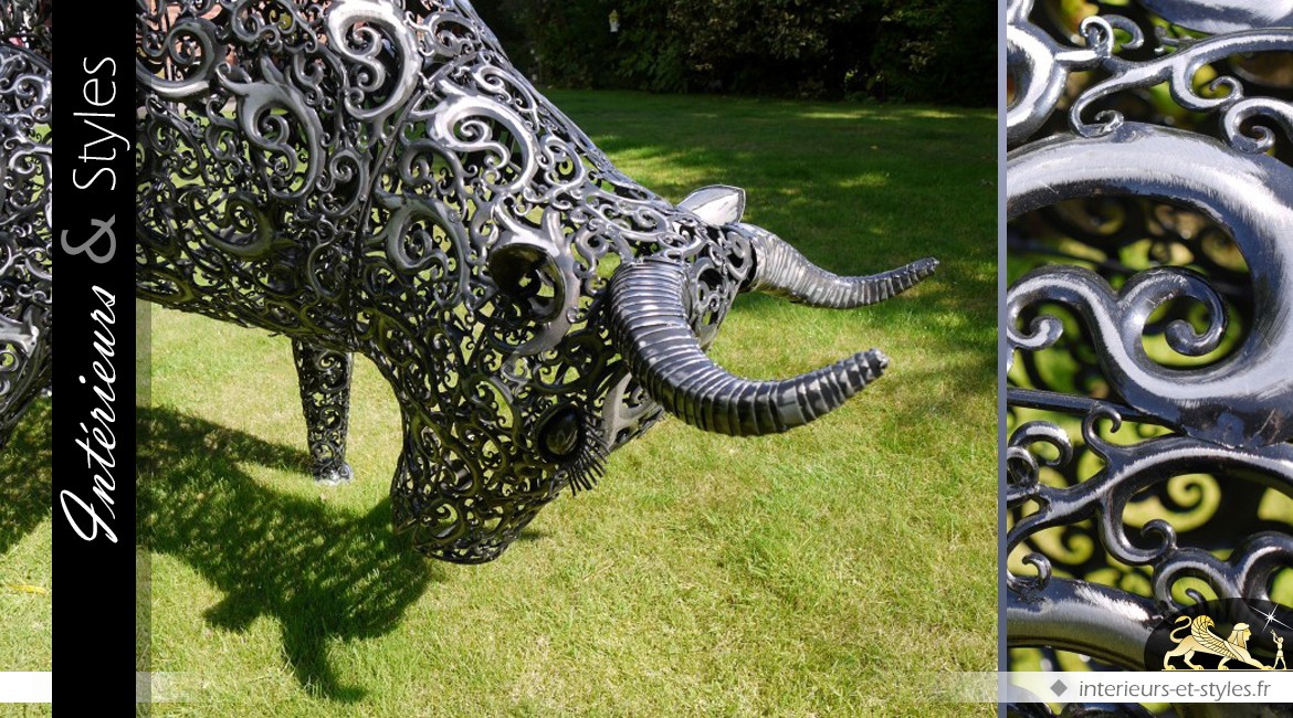 Sculpture animalière stylisée de taureau en métal (2 mètres)