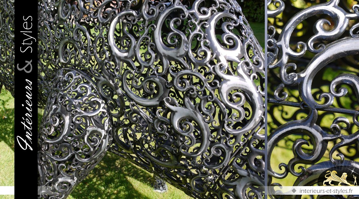 Sculpture animalière stylisée de taureau en métal (2 mètres)