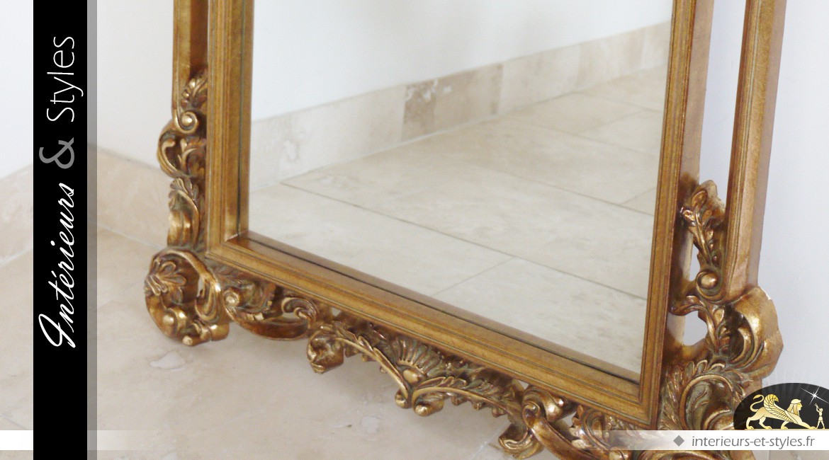 Miroir mural de style baroque avec patine vieux doré