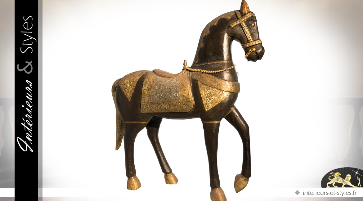 Statuette de cheval noir et or en bois sculpté et laiton (48 cm)