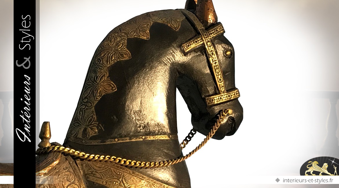 Statuette de cheval noir et or en bois sculpté et laiton (48 cm)