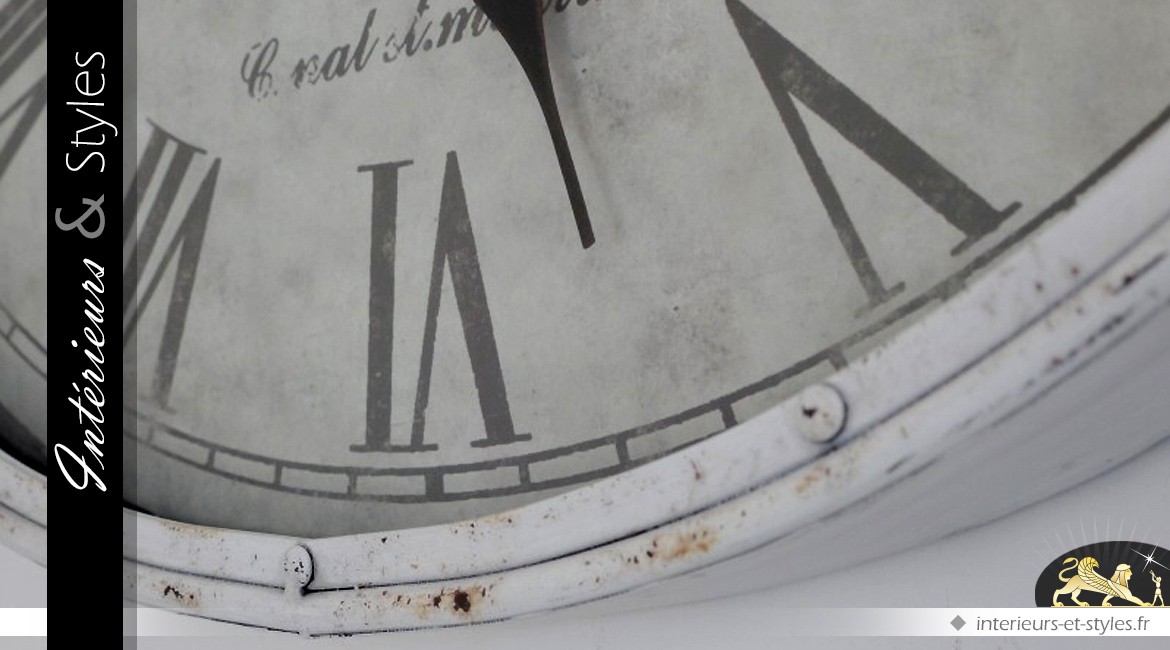 Grande horloge murale en métal ovale coloris blanc antique 80 cm