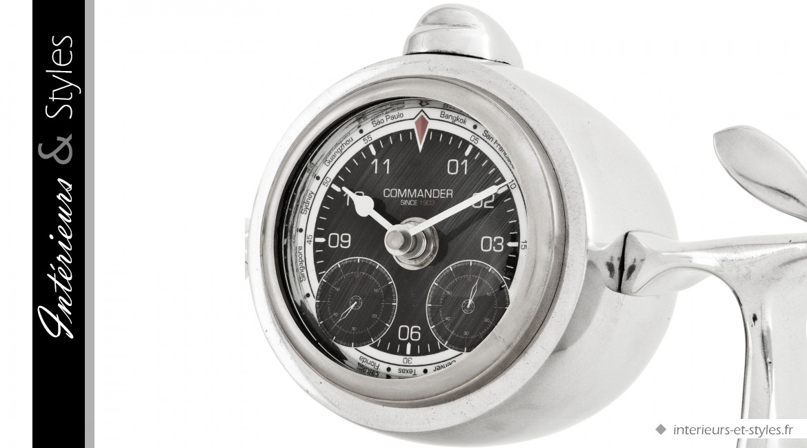 Horloge trophée d'aviateur Commander signée Eichholtz, en aluminium