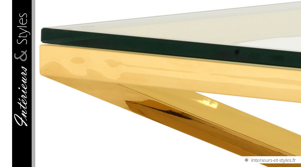 Table basse design Connor signée Eichholtz, base pyramidale en acier chromé doré et plateau en verre épais