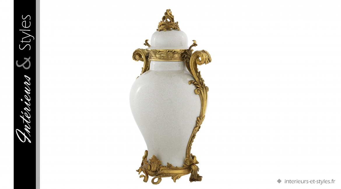 Vase Armand signé d'Eichholtz, en porcelaine fine finition crème antique craquelée et détails en cuivre doré