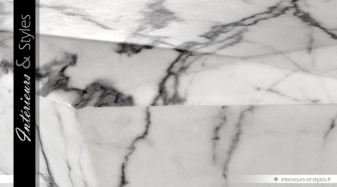 Table basse White Diamond signée Eichholtz, effet diamant de marbre taillé dans la masse, finition blanc veiné gris noir