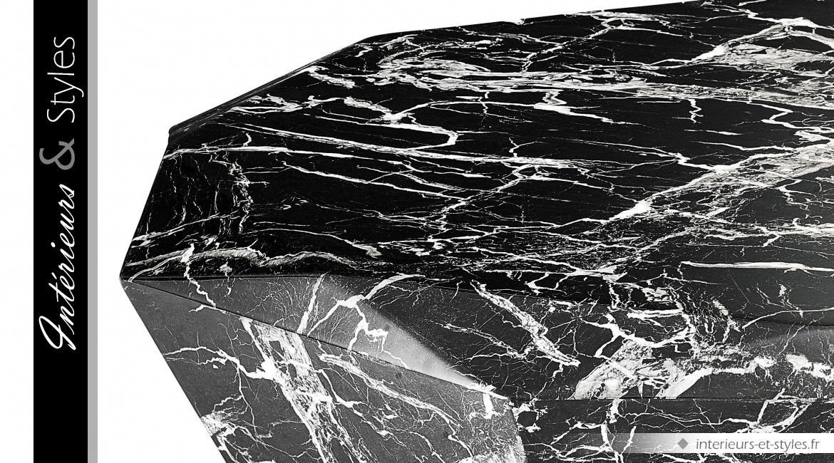 Table basse Black Diamond signée Eichholtz, effet diamant de marbre taillé dans la masse, finition noir veiné blanc