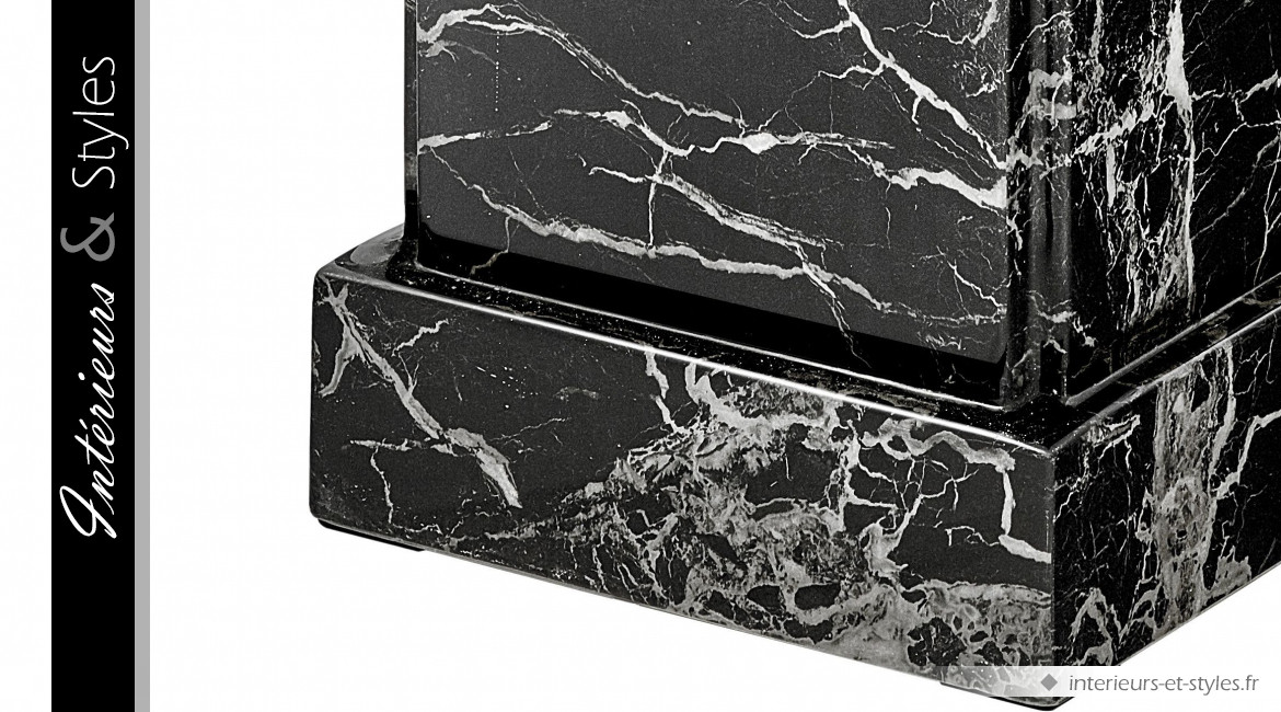 Colonne Caselli signée Eichholtz, en marbre artificiel finition noir veiné blanc