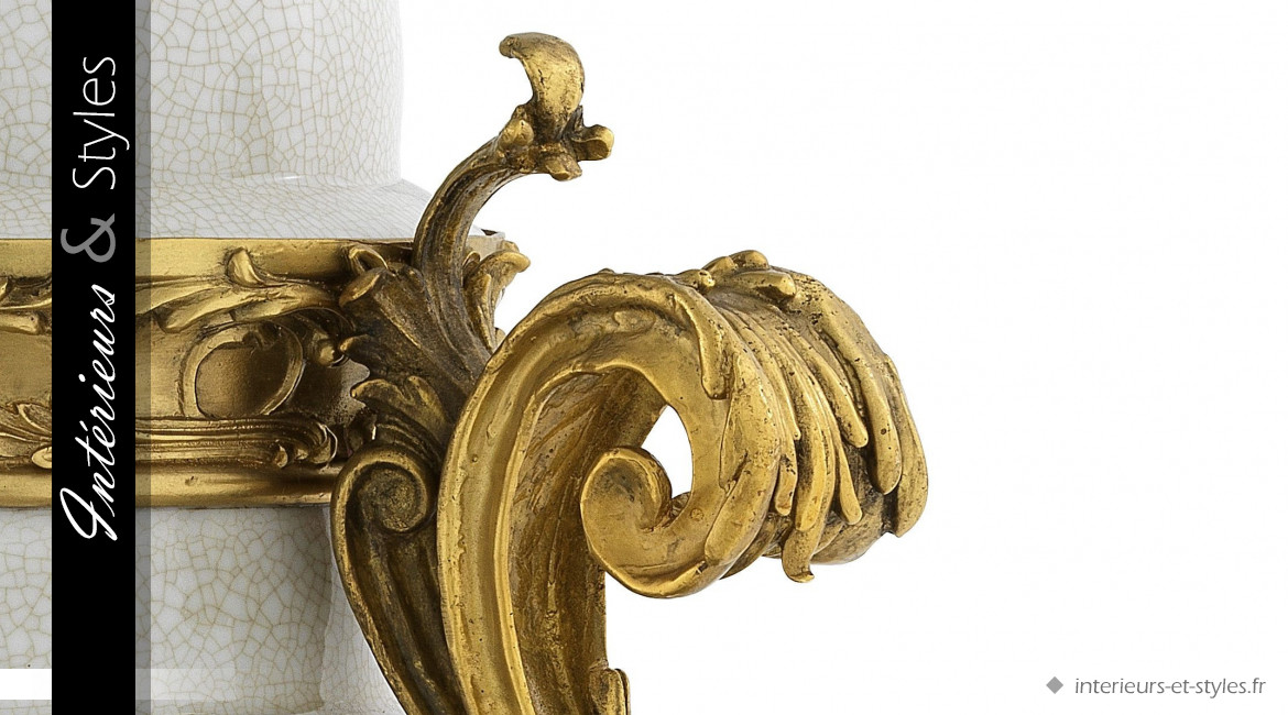 Vase Armand signé d'Eichholtz, en porcelaine fine finition crème antique craquelée et détails en cuivre doré