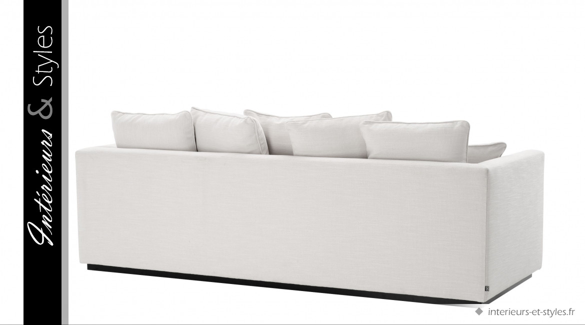 Canapé Taylor Lounge signé Eichholtz, contemporain et confortable, tapissé blanc Avalon, avec 7 coussins