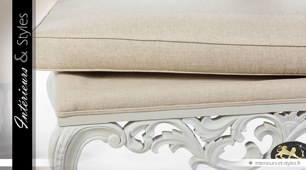 Bout de lit de style Louis XV en bois sculpté et tissu coloris crème