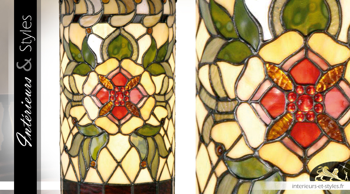 Applique murale Tiffany en demi cylindre au motif floral chargé et coloré, 36cm