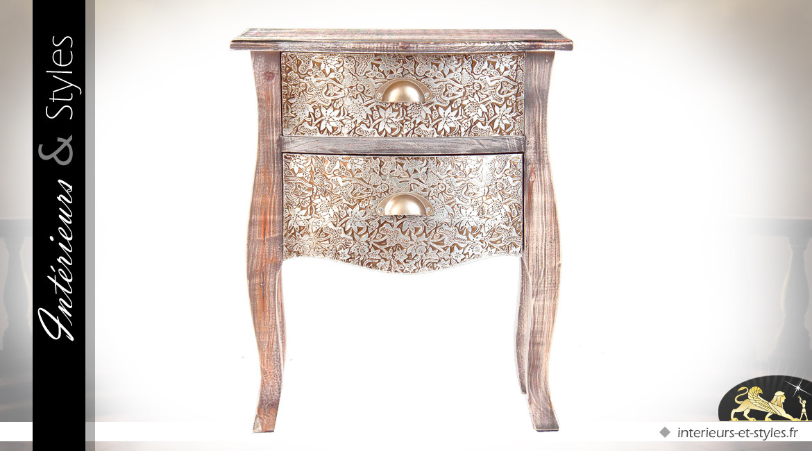 Table de chevet en bois de sapin finition blanchie et ornements en aluminium de style oriental, 56cm