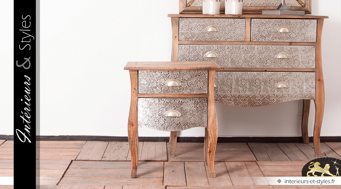 Table de chevet en bois de sapin finition blanchie et ornements en aluminium de style oriental, 56cm