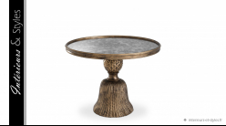 Table d'appoint Fiocchi signée Eichholtz, en aluminium finition bronze ancien et plateau en miroir vieilli