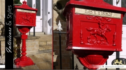 Boîte aux lettres anglaise sur pied couleur rouge